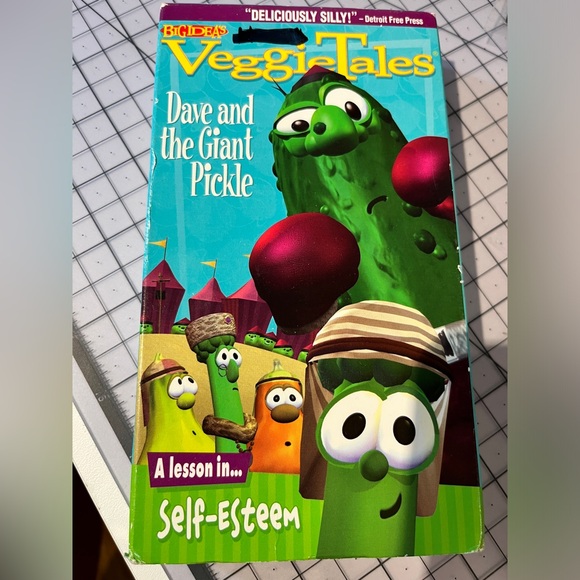 Vintage 2002 Veggie Tales Rare Archibald Asparagus Plushie and VHS - Picture 7 of 7